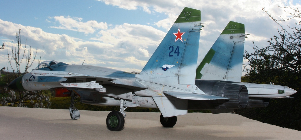 Sukhoi SU-27 Flanker B Trumpeter 1/32 RraNJb-9