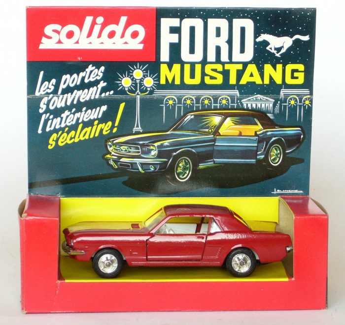 #1534 Ford Mustang Solido en boite web