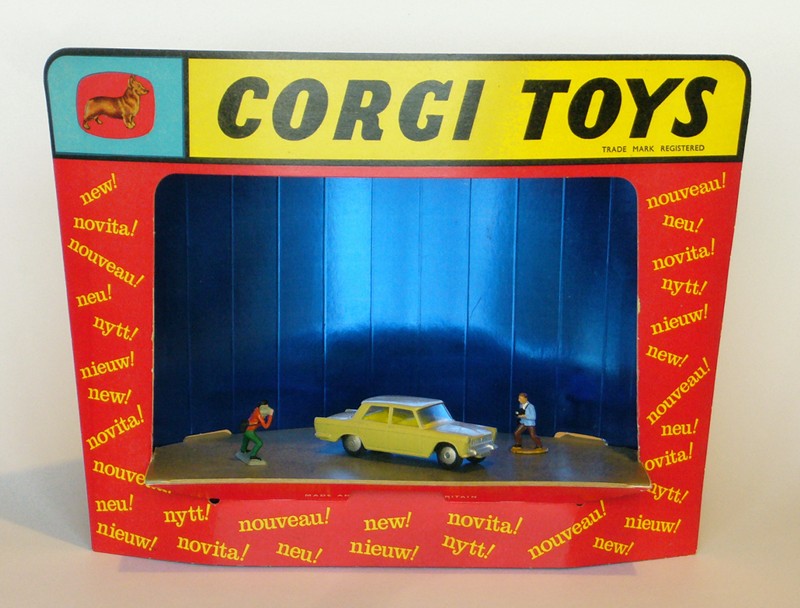 Fiat 1800 Corgi-Toys dans pr&eacute;sentoir nouveaut&eacute;s web