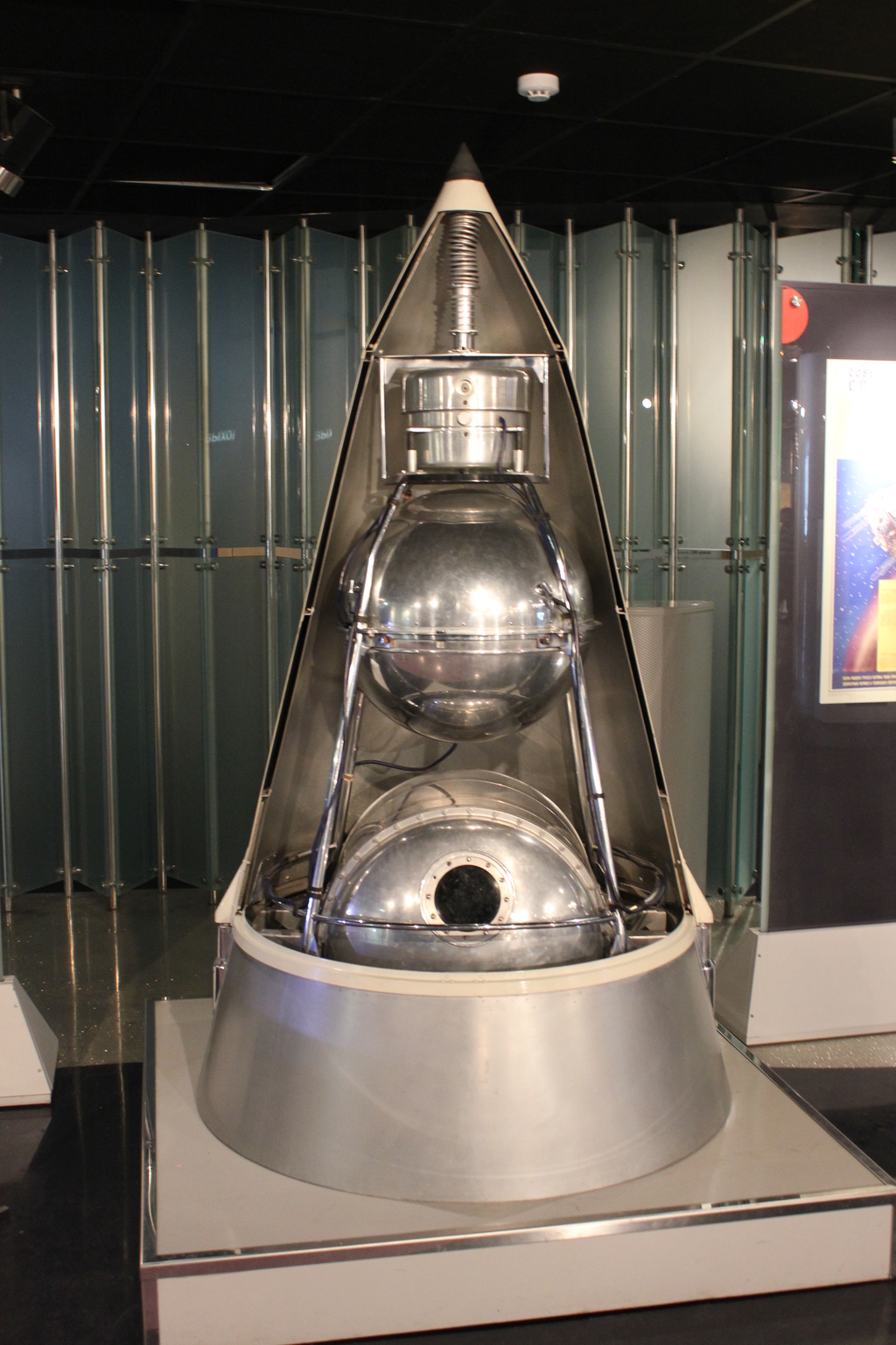 Sondes soviétiques Sputnik et Luna au 1/35e en résine. Montage GE3fKb-Sputnik-2-01