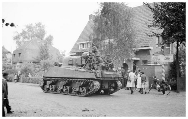 Seconde Guerre Mondiale  - Généralités 5E03Kb-char-britannique-a-leende