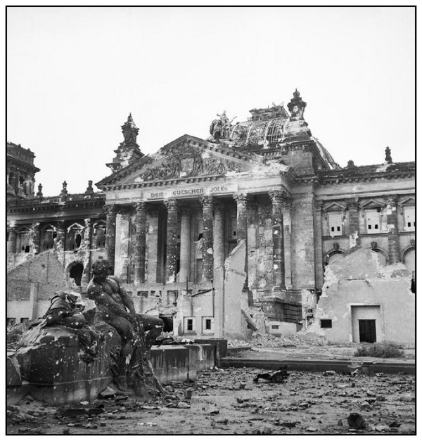 Seconde Guerre Mondiale  - Généralités 5E03Kb-le-palais-du-reichstag