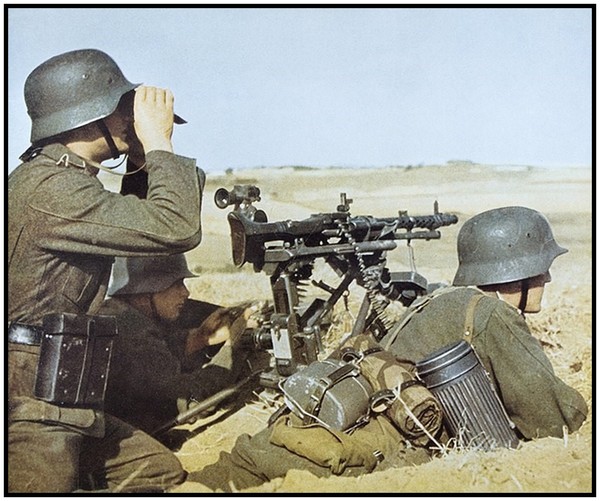 Seconde Guerre Mondiale  - Généralités Az03Kb-saldats-allemands-avec-mitrailleuse-MG34