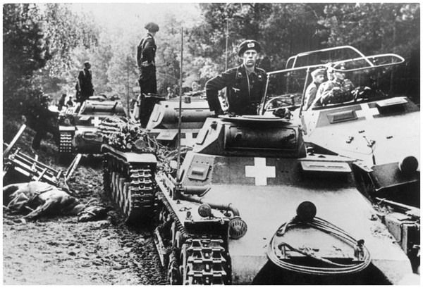 Seconde Guerre Mondiale  - Généralités Zk03Kb-photo-blindes-de-la-wehrmacht
