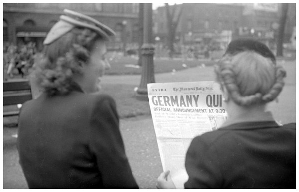 Seconde Guerre Mondiale  - Généralités SI83Kb-deux-femmes-lisantle-journal