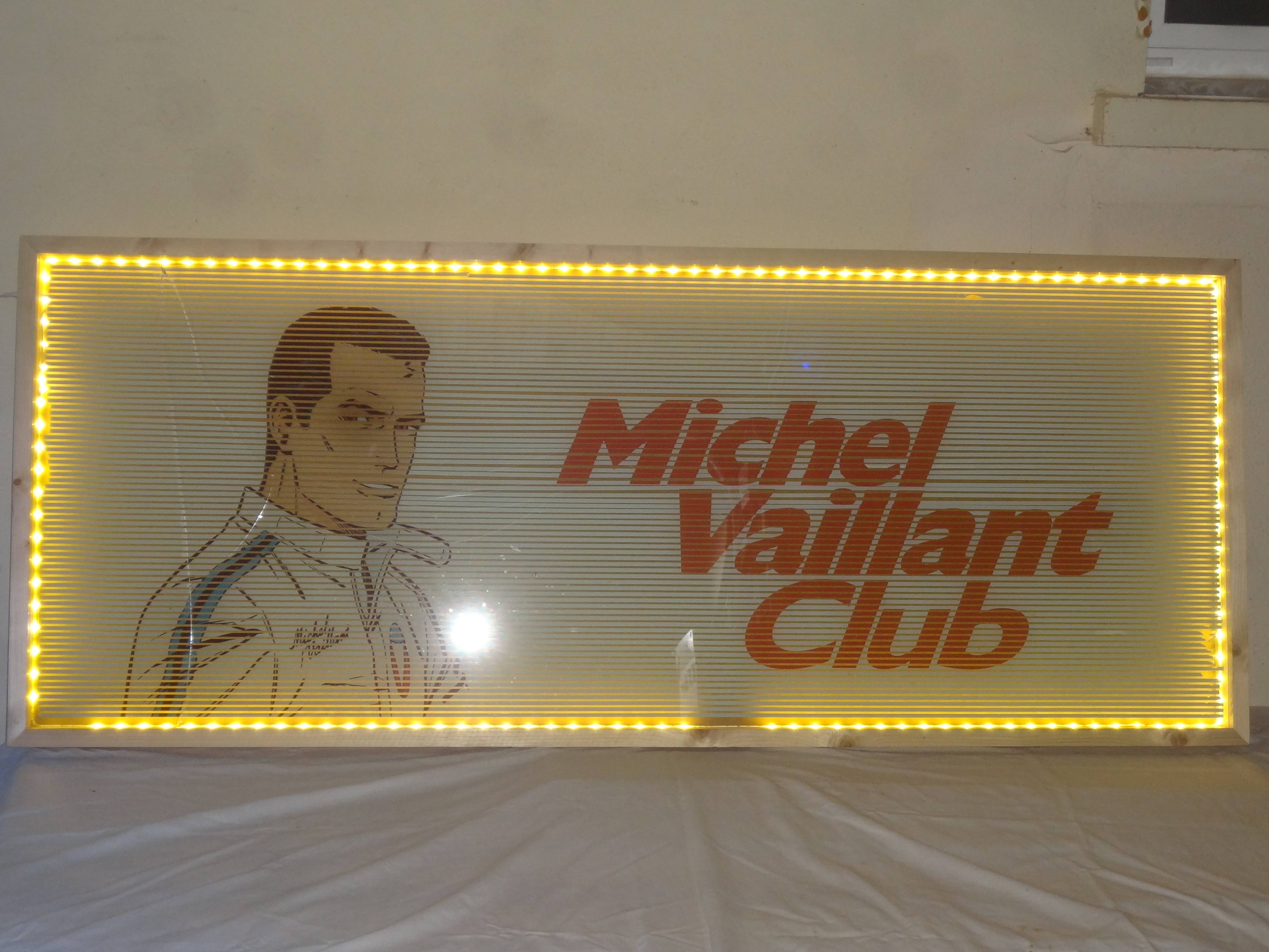 Les vitrages du stand du club Michel Vaillant au cirduit de Zolder 20102111564923698917090801