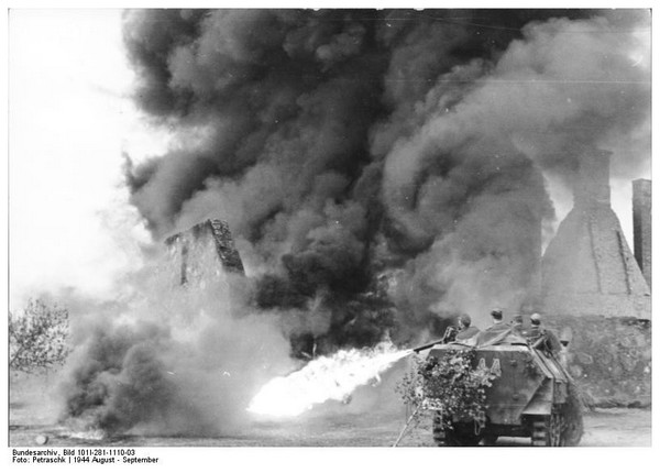 Article annexe : Crimes de guerre nazis en Union Soviétique PsuAKb-engin-equipe-de-lance-flamme