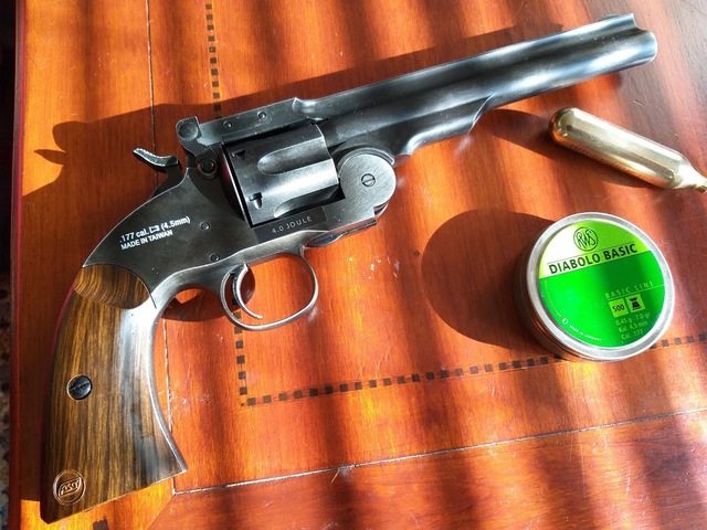    Le magnifique Smith and Wesson " Schofield " airgun de chez ASG en 4,5 mm  - Page 4 20110510042810704417112189