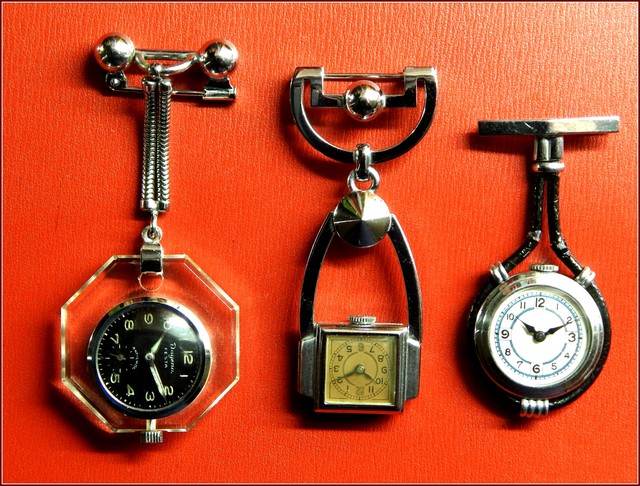 Petites montres dames portées en broche 8DvEKb-b1