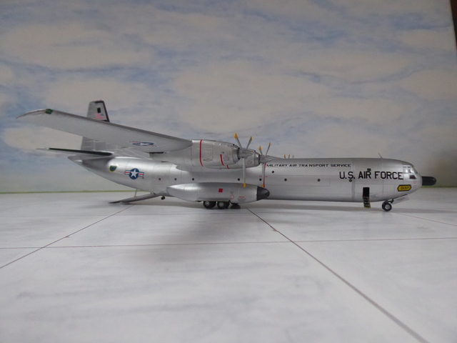 [Roden] Douglas C-133A Cargomaster et [Anigrand] Bell XHSL 1/144 UjvJKb-P1100659