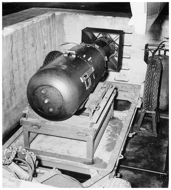 Article annexe : Bombardements atomiques de Hiroshima et Nagasaki T1ILKb-800px-Atombombe-Little-Boy-2