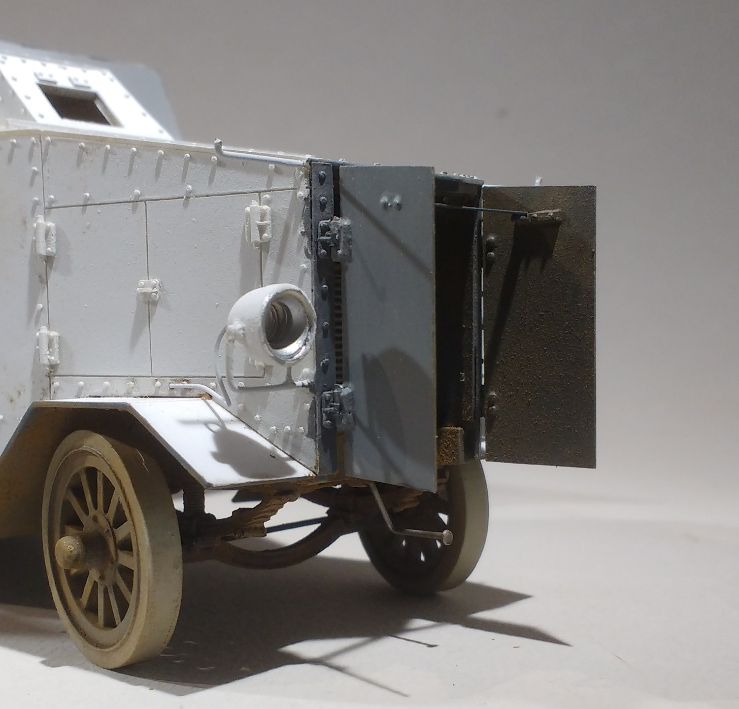 Le camion blinde Seabrook de 1914 (maquette Azimut en résine 1/35) - Page 2 RdxMKb-Seab102