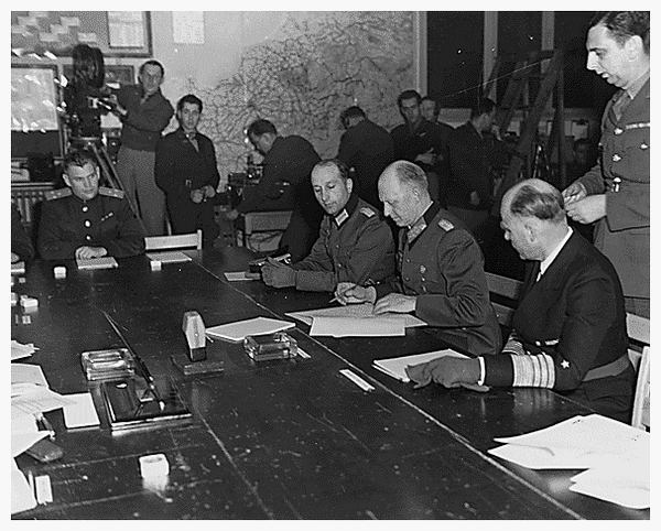 Article Annexe : Actes de capitulation du Troisième Reich I2ANKb-alfred-jodl-signe-la-capitulation-allemande
