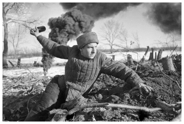 Article annexe : Bataille de Stalingrad SCaQKb-soldat-russe-avec-une-grenade