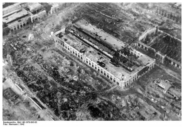 Article annexe : Bataille de Stalingrad SCaQKb-usine-de-tracteurs-detruite-1942