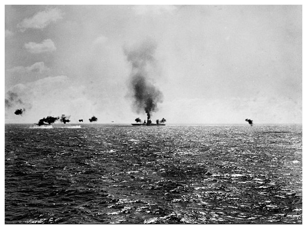 Article annexe : Bataille de la Mer de Corail AzKSKb-USS-LEXINGTON-en-feu-