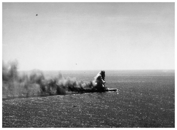 Article annexe : Bataille de la Mer de Corail IkKSKb-shoho-bombarde-et-torpille-par-les-usa