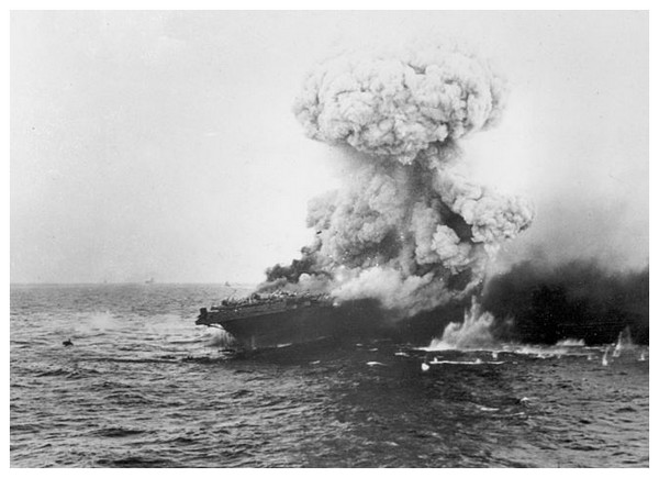Article annexe : Bataille de la Mer de Corail JkKSKb-USS-Lexington-qui-explose