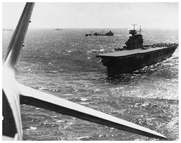 Article annexe : Bataille de la Mer de Corail JkKSKb-USS-Yorktown-en-plein-exercice-de-decollage