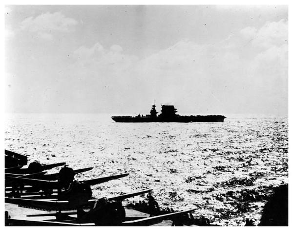 Article annexe : Bataille de la Mer de Corail JkKSKb-USS-Yorktown-premier-plan-et-USS-Lexington