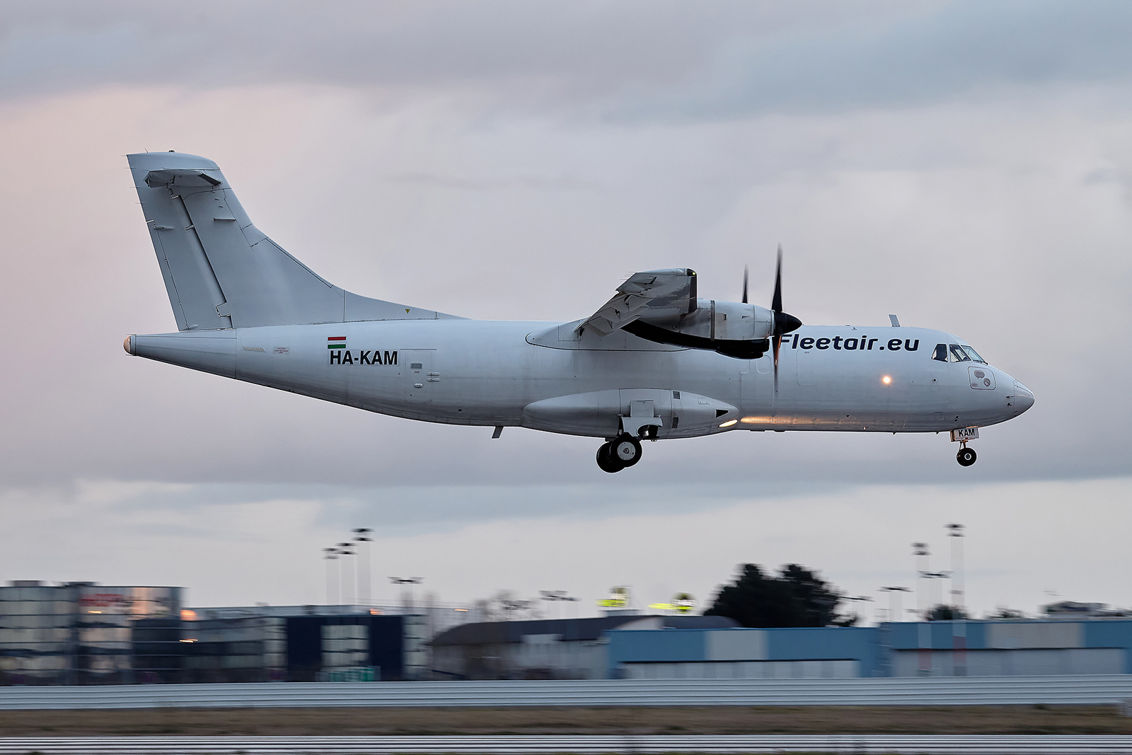 [29/12/2020] ATR 42-320(F) (HA-KAM) Fleet Air International EcuUKb-GRX-3599