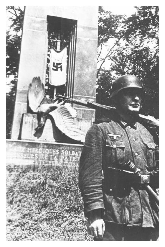 Article annexe : Armistice du 22 juin 1940 LHfUKb-drapeau-nazis-sur-le-monument-alsaciens-lorrains