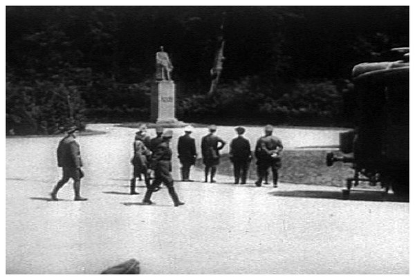 Article annexe : Armistice du 22 juin 1940 MHfUKb-hitler-main-au-cote-devant-statue-de-foch