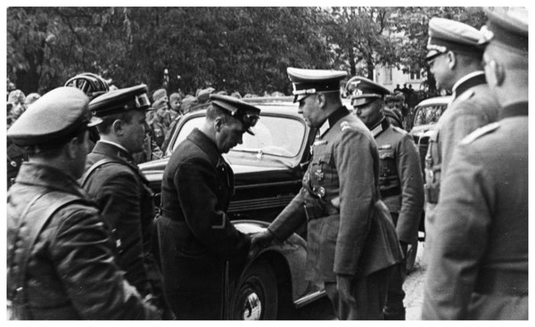 Article annexe : La campagne de Pologne (1939) NLWVKb-rencontre-soldats-allemands-et-sovietiques-a-Lublin