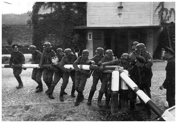 Article annexe : La campagne de Pologne (1939) NLWVKb-soldats-allemands-arrachent-barrirere-frontiere-dantzig-01-09-39