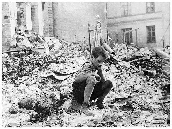 Article annexe : La campagne de Pologne (1939) OLWVKb-victime-de-bombardement-varsovie-septembre-39