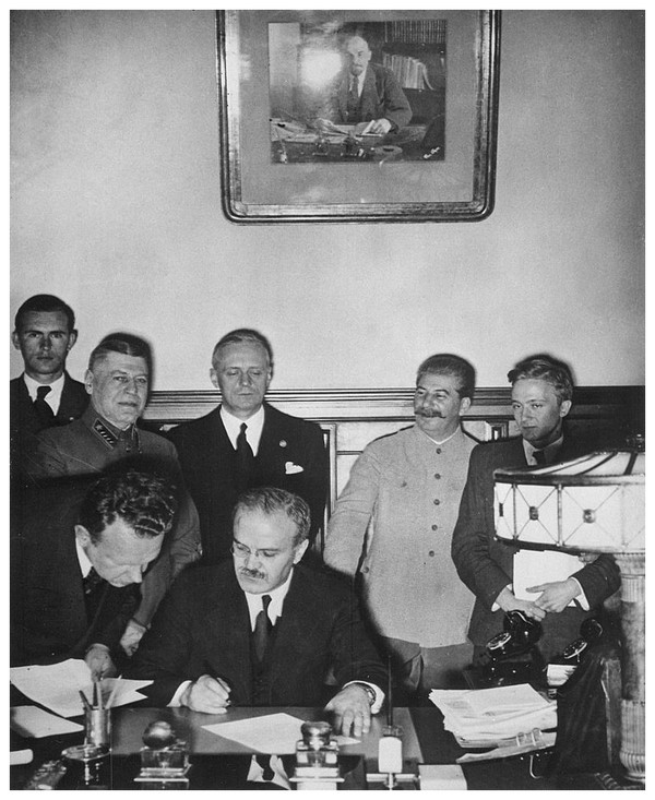 Article annexe :  Chronologie de la Seconde guerre Mondiale F4LWKb-signature-pacte-germano-sovietique-23a-out-39