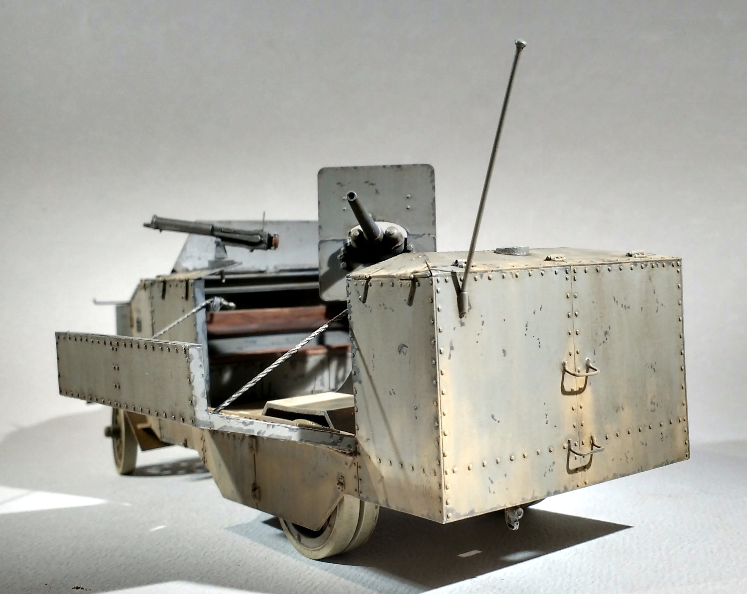 Le camion blinde Seabrook de 1914 (maquette Azimut en résine 1/35) - Page 2 BhvYKb-Seab120