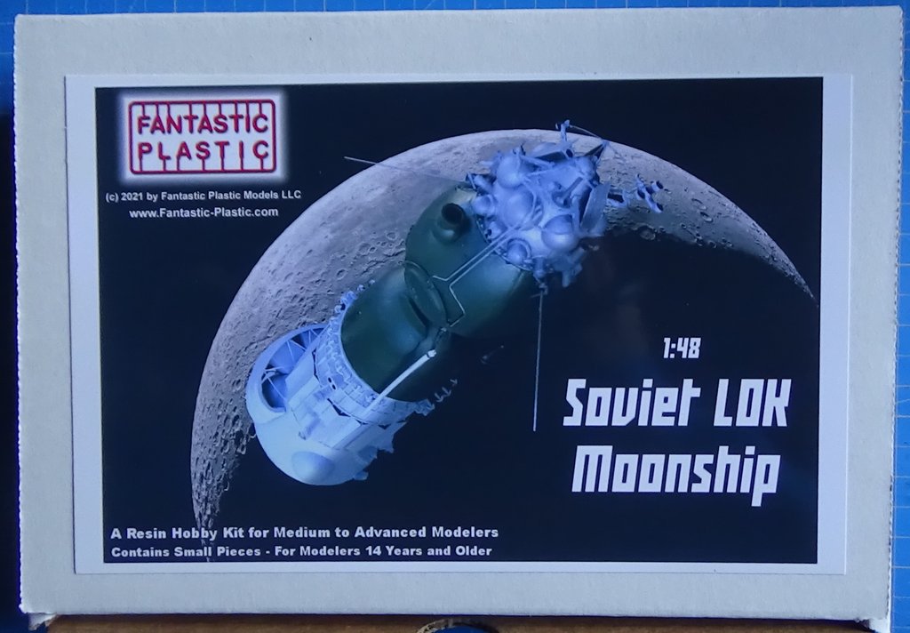 LOK, le vaisseau lunaire soviétique au 48e - Kit résine Fantastic Plastic [ouverture de boite] FXHZKb-Lok-01