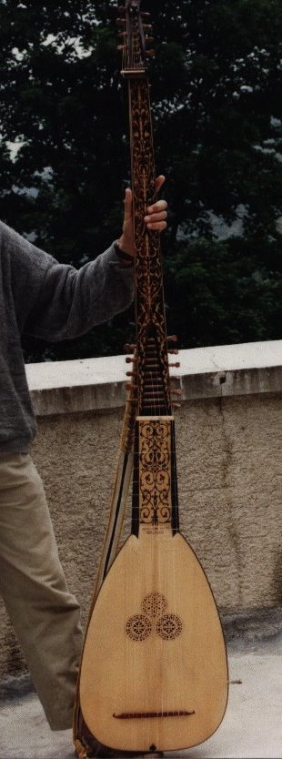 Fabrication d'instruments de musique anciens - Page 3 1zKqLb-1991-Chittarrone-Sellas-102