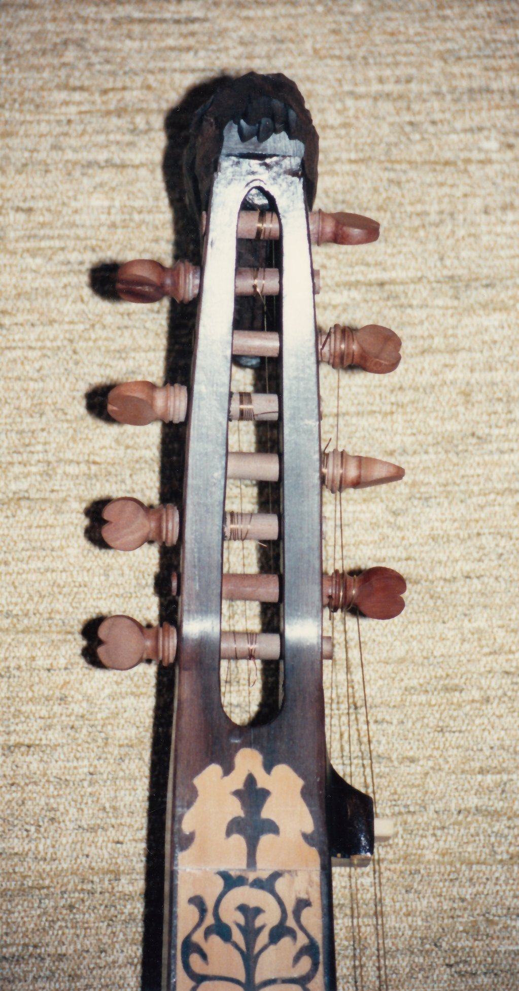 Fabrication d'instruments de musique anciens - Page 3 AhKqLb-1991-Chittarrone-Sellas-165