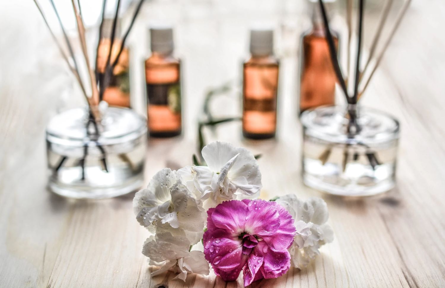 décoration de petits flacons, des encens et des fleurs