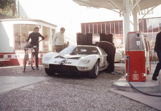 1965-CC Urcy-Ford GT40 de Ligier au ravito