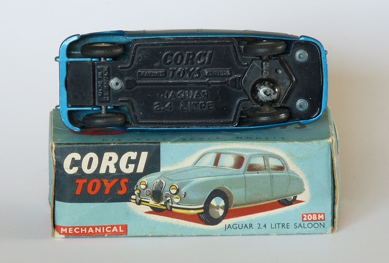 #2374 Jaguar 2-4 Litre Corgi-Toys dessous sur boite web