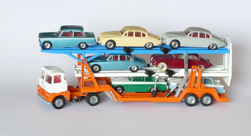 Jaguar & Triumph Dinky-Toys en porte-voitures Corgi-Toys web