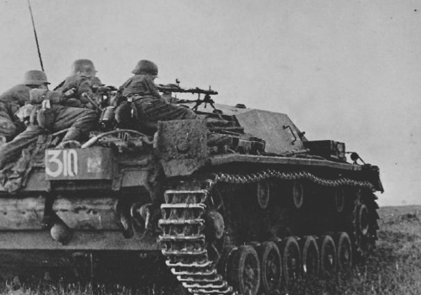 StuG_III_Ausf_B-infanteria
