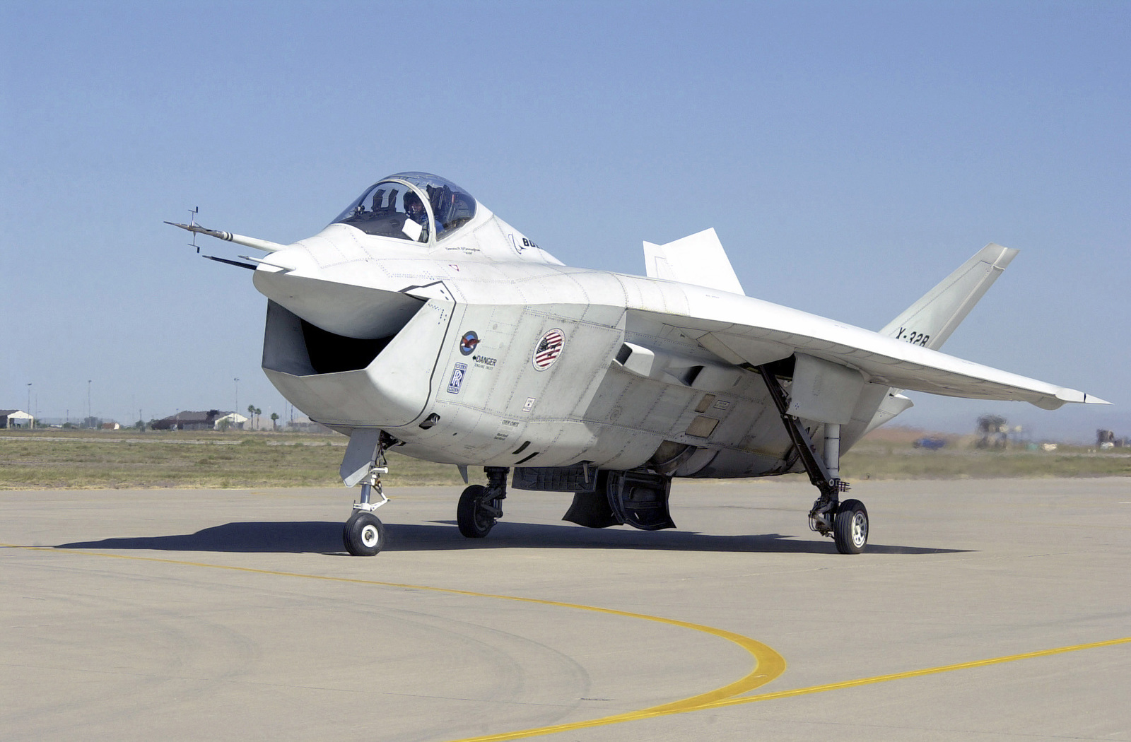 the-boeing-joint-strike-fighter-jsf-x-32b-taxies-out-after-a-stop-at-a-hot-dc2174-1600