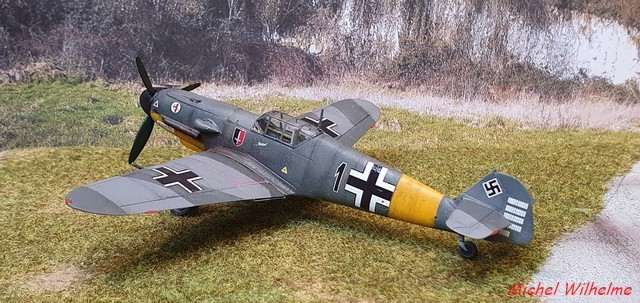 MESSERSCHMITT BF.109 F.4 .Siegfried SIMSCH .Russie mai 1942.az model 1/72 2109060449525625617557222