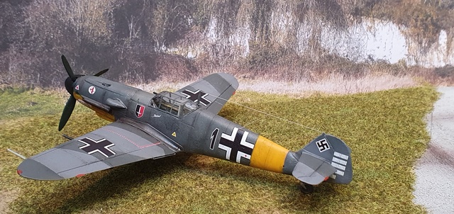 MESSERSCHMITT BF.109 F.4 .Siegfried SIMSCH .Russie mai 1942.az model 1/72 2109080859265625617559322