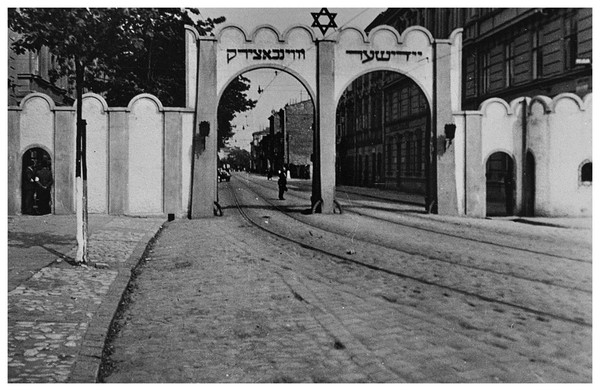 Ghetto de Cracovie XkNfNb-cracovie-une-des-entrees-du-ghetto-1941