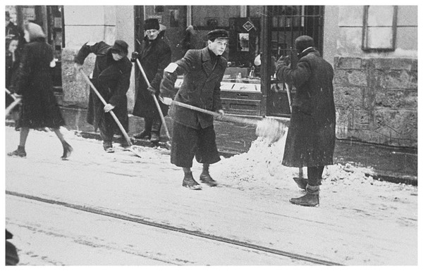 Ghetto de Cracovie XkNfNb-juifs-forces-a-nettoyer-la-neige-des-rues-de-cracovie