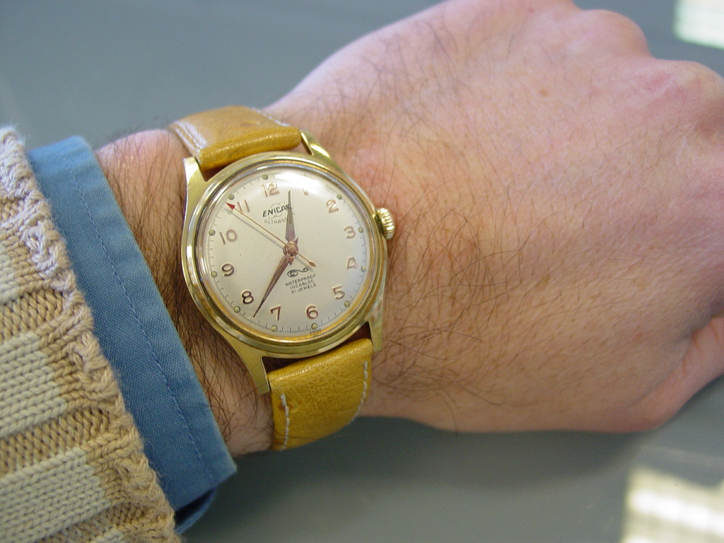 Les montres mécaniques les plus basiques, heure, minute, seconde ne seraient-elles pas les plus désirables par leur sobriété? PrSkNb-enicar-wrist-2