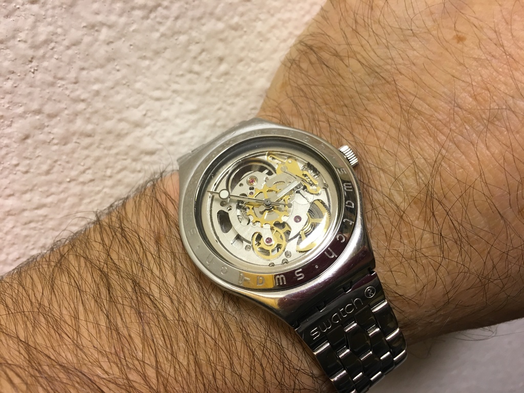 Les montres mécaniques les plus basiques, heure, minute, seconde ne seraient-elles pas les plus désirables par leur sobriété? ROYkNb-Swatch