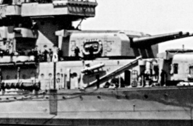 USS Indianapolis CA-35 : Pacifique Ouest, nuit du 29-30/07/45 [Academy 1/350°] de Canard - Page 3 NFgoNb-Indianapolis-rambarde2