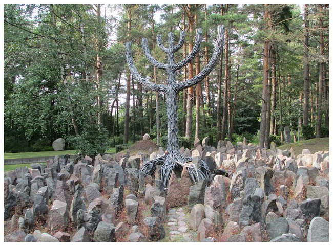 Massacre de Rumbala (Lettonie) LrR4Nb-aspect-memorial-rumbala