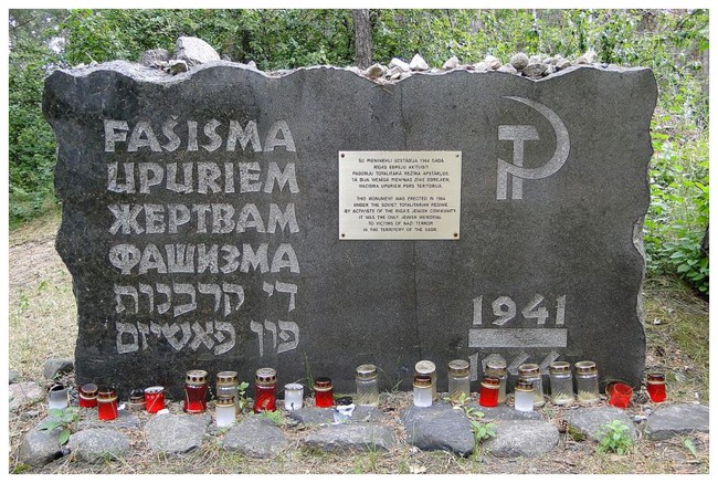 Massacre de Rumbala (Lettonie) LrR4Nb-memorial-rumbala